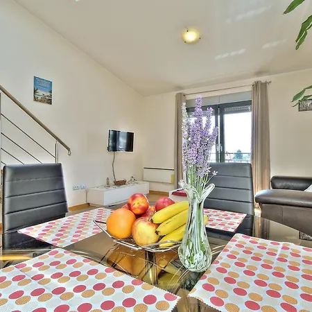 Mia House With Apartamento Umago